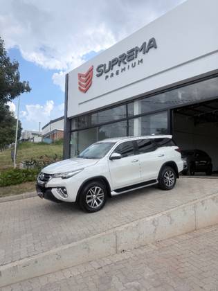 TOYOTA HILUX SW4 2.8 SRX 4X4 7 LUGARES 16V TURBO INTERCOOLER DIESEL 4P AUTOMÁTICO